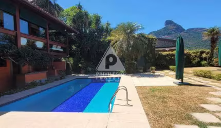 Casa com 4 quartos,3 suítes, 7 banheiros, e 9 vagas, com vista mar e Pedra da Gávea, no Itanhangá