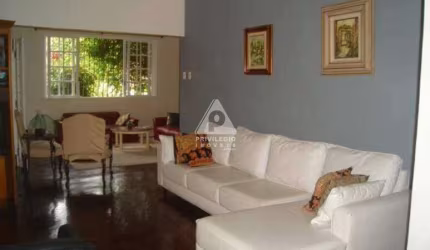 Casa com varanda, 6 quartos e 3 vagas de garagem, em Santa Teresa