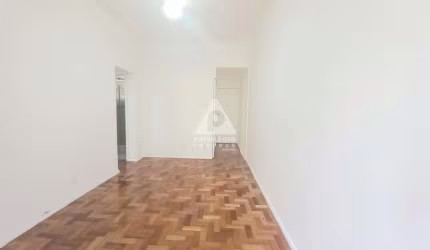 Excelente apartamento de 2 quartos, com dependência completa no Flamengo/RJ em rua arborizada e com guarita.