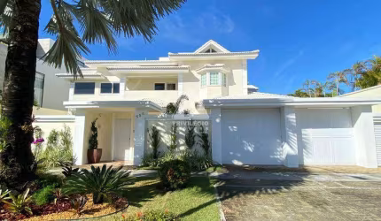 Casa no condomínio Santa Mônica Jardins com 5 suítes na Barra da Tijuca.