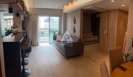 PRIVILÉGIO IMÓVEIS VENDE: SENSACIONAL APARTAMENTO EM BOTAFOGO REFORMADO POR ARQUITETO