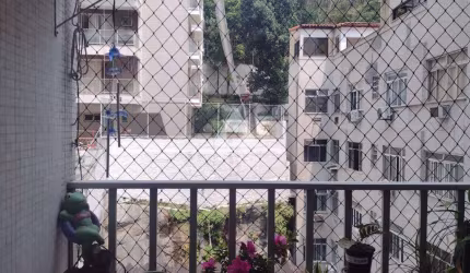 Excelente apartamento de sala e quarto reformado com varanda, dependência e vaga na escritura no Flamengo rua Paissandu.