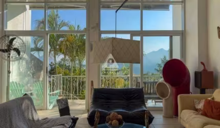 Luxuosa casa em condomínio no Humaitá, com 4 dormitórios, sendo 2 suites e 302 m²