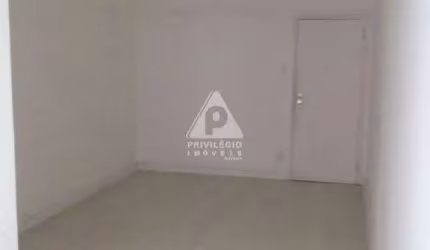 EXCELENTE APARTAMENTO NA GLÓRIA AMBIENTE FAMILIAR 2 QUARTOS COM DEPENDÊNCIA COMPLETA