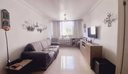 Apartamento reformado de 03 quartos com vista livre e muito arejado, dois banheiros sociais,