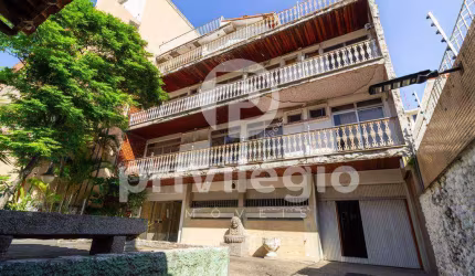Prédio na Barra da Tijuca com 2 apartamentos e 1 cobertura