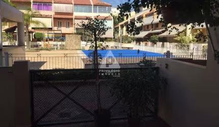 Casa em condomínio fechado com 141m², 3 quartos e 2 vagas de garagem no Recreio dos Bandeirantes