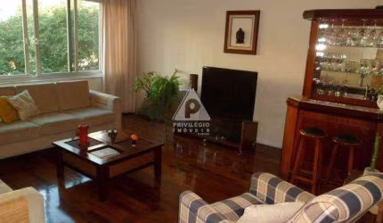 Salão 3 ambientes, piso tacos sintecado, 4 quartos, com armários, sendo 1 suíte, lavabo, banheiro social com blindex, copa-cozinha planejada, com armá