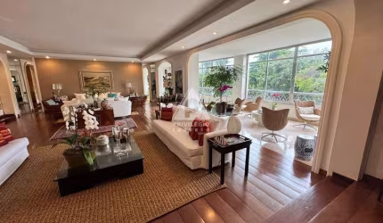 Luxuoso apartamento de 430m² com jardim de inverno e vista livre