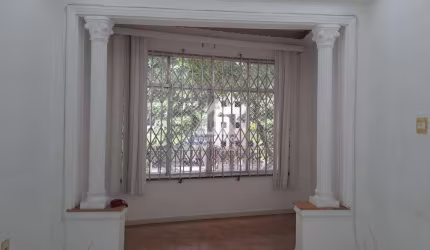 3 quartos,1 suíte, 2 banheiros, dependência completa, sala ampla, cozinha e área externa. Apartamento todo telado, janelão e arejado