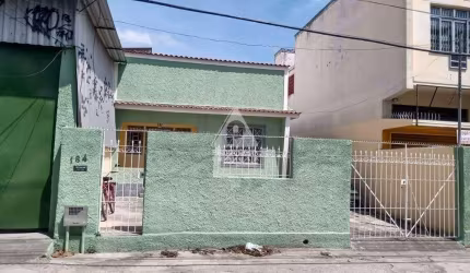 EXCELENTE LOCALIZAÇAO, JUNTO SHOPPING,CASA FRENTE RUA COM GALPAO 400 M2 ANEXO