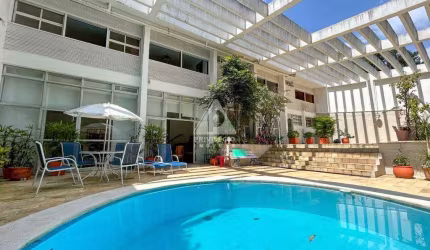 Maravilhosa casa em São Conrado, 4 quartos, área de lazer, em rua requintada da Zona Sul.