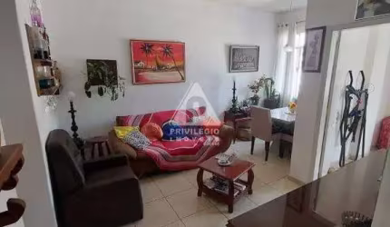 Apartamento de 2 quartos vista livre e dependência completa no Rocha.