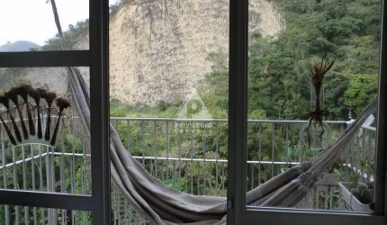 Apartamento de 58m² em condomínio com infraestrutura total com vaga e dois quartos, sala ampla em dois ambientes, varanda com vista livre.