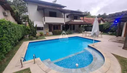 Casa duplex com 3 suítes e vaga para 3 carros em condomínio de alto padrão em Niterói.
