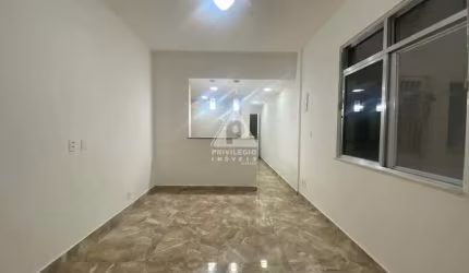 Apartamento reformado de 2 quartos com vaga em Copacabana