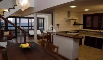 Casa duplex vista mar com 2 vagas de garagem e 2 aptos suítes no anexo