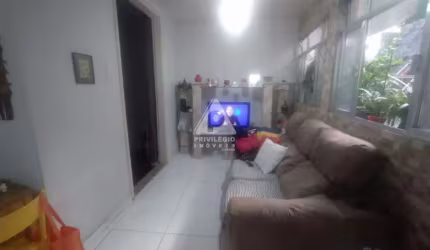 Sobrado dividido em 3 apartamentos na Urca - RJ