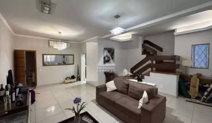 Casa com 4 andares e 2 vagas, raridade em Copacabana
