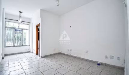 Excelente Sala &amp; Quarto, sendo uma suíte, cozinha e banheiro de serviço.