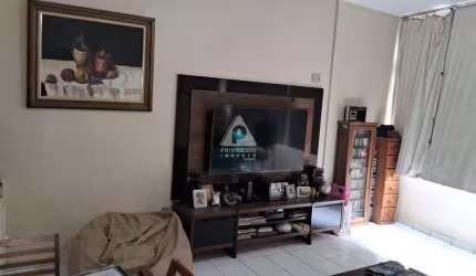 Apartamento com sala ampla, 2 quartos e vaga de garagem, próximo ao metrô Cantagalo em Copacabana.