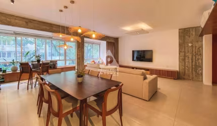 Apartamento à em Copacabana, 3 quartos, suíte, 2 vagas, reformado