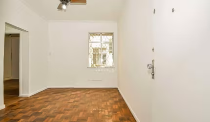 Sala e quarto com área externa