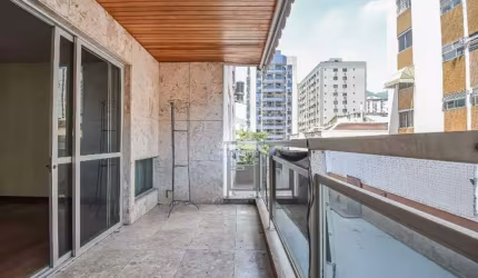 Apartamento à venda na Tijuca, com 4 quartos e 3 vagas na escritura. Localização privilegiada! Melhor trecho da rua, próximo ao Colégio Santos Anjos.