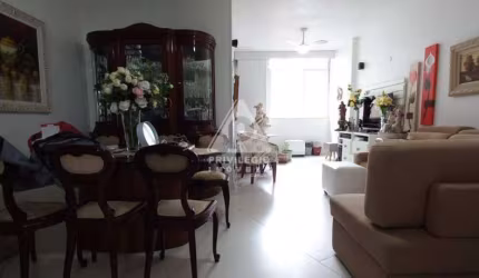 Apartamento de 3 quartos com vaga , no coração de Copacabana.