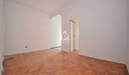 Quarto e sala com dependências completas em Copacabana - RJ