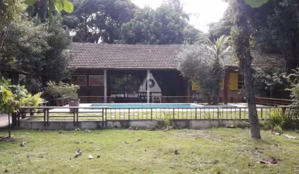 Excelente casa em amplo terreno na Ilha Primeira, ótimo estado, salão amplo com girau, varandão, 3 quartos + quarto de hóspede