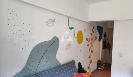 Lindo Quarto e Sala com Dependências Completas na Glória!!