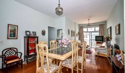 Apartamento à venda em Copacabana, 2 quartos, suíte, varanda, infraestrutura completa e vaga de garagem.