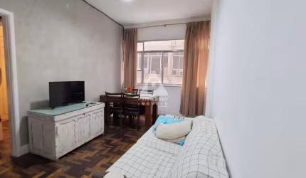 Privilégio imóveis vende excelente apto 02 quartos na quadra da praia de Copacabana.