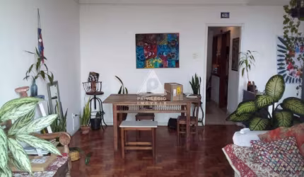 Varanda, sala em 2 ambientes, original 3 quartos, com dependências completas.