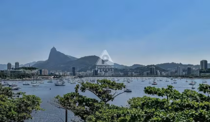 Casa quintuplex composta de 4 suítes, cozinha espaçosa, área de serviço, 5 banheiros, varandão, tarraço, piscina, área gourmet, garagem.