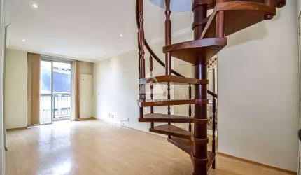 Cobertura duplex excelente na R. Eduardo Guinle, de sala e quarto espaçosos com varanda, área externa e vaga de garagem !!!