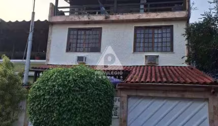 Casa Triplex tipo colonial de 240m com 5 quartos