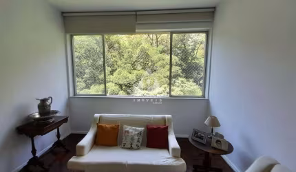 Apto de 2 quartos com vaga e vista verde no Cosme Velho