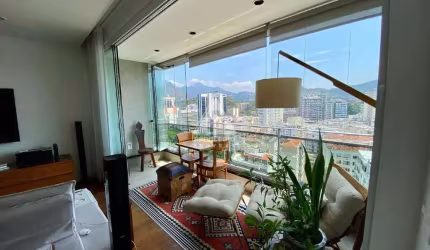 Apartamento de 3 quartos com varanda, infraestrutura e vaga, localizado em rua nobre no Flamengo.