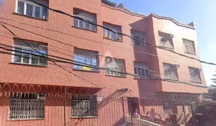 Apartamento 2 quartos com sala de janelas amplas, cozinha, área de serviço em Santa Teresa