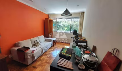 Apartamento de 2 quartos com vista verde e andar alto em Laranjeiras, RJ