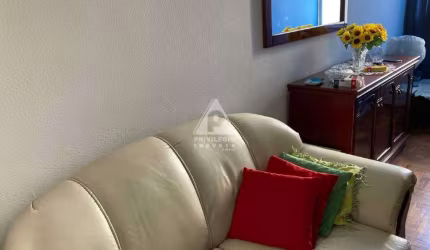 Em Botafogo: excelente quarto e sala, com sala ampla e quarto grande.