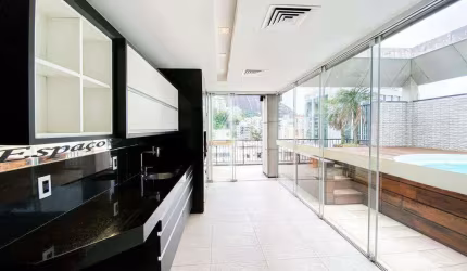 Cobertura com 3 quartos, 2 vagas, churrasqueira, piscina e portaria 24 horas.