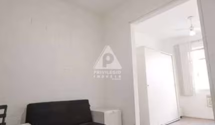 Conjugado dividido em Sala e Quarto, 28 m² no Flamengo, próximo ao metrô
