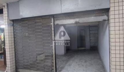 Loja ampla, com jirau, lavabo e vitrine.