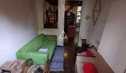 Excelente casa de vila em estado original no Cosme Velho., com 173 m2 de área construída.