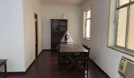 Em Copacabana! Excelente apartamento original 3 quartos, um deles revertido para aumentar a sala.