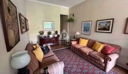 Em Laranjeiras! Apartamento de dois quartos, de frente, andar alto, com vista livre, claro e arejado.