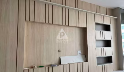 Em Botafogo! Excelente apartamento de 2 quartos, sendo um suíte, com closet.